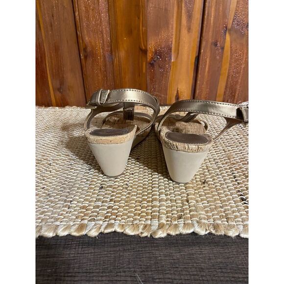 Sunjuns by Bass metallic gold wedge sandals size 6.5 - Picture 3 of 8